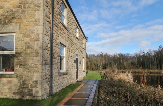 HARDWICK, family friendly, character holiday cottage in Two Dales