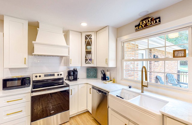 Harmonizing home with firepit, patio, deck, full kitchen, TV, and washer/dryer