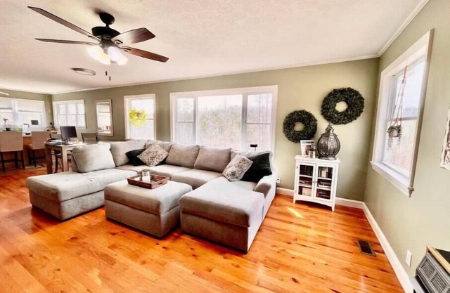 Harmony House-Near TIEC & Vineyards,Pool Table,Fire Pit,Sleeps 8,Mountain Views
