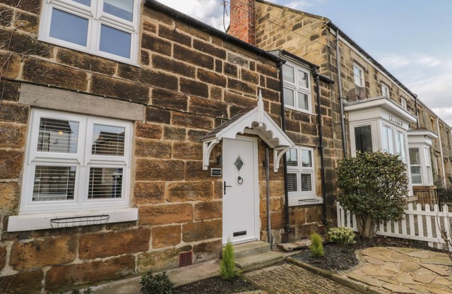 HARRINGTON COTTAGE, pet friendly, with a garden in Marske-By-The-Sea