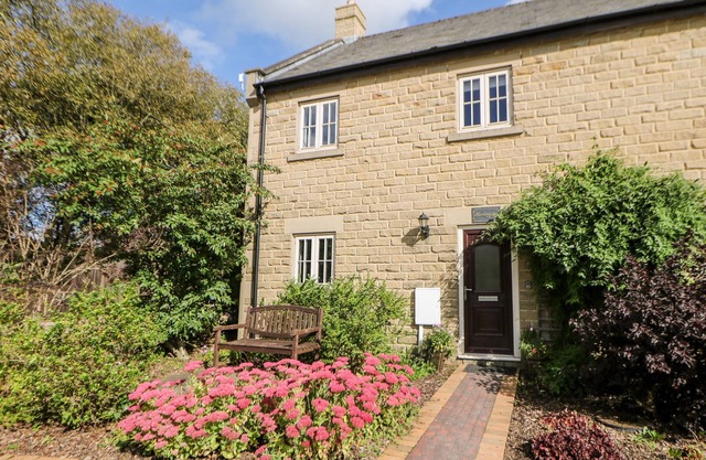 HARTINGTON, family friendly, character holiday cottage in Two Dales