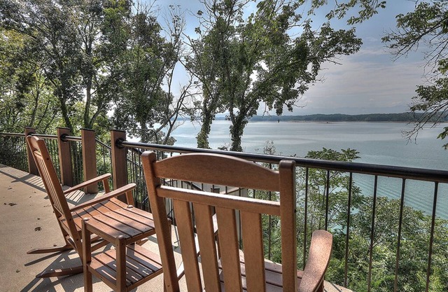 Hatties Lake Retreat: Beautiful Lakeside Retreat in Dandridge Tennessee.