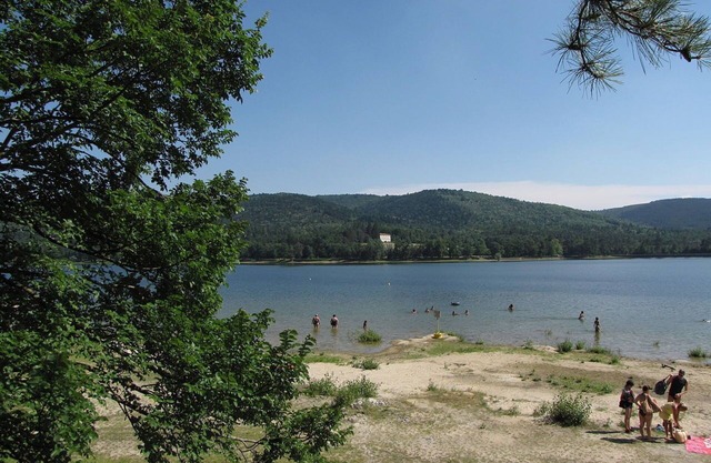 CIELO DE PAZ POR UN MAGNÍFICO LAGO