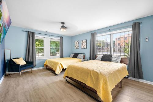 Heart of city studio with 2 queen beds