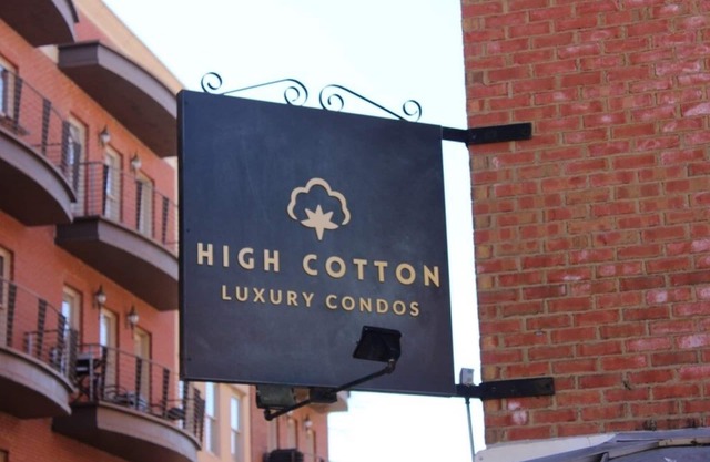 Alto condominio de algodón en la plaza
