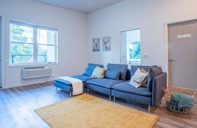 Heart of Vancouver Modern Loft w/ King & Queen Bed