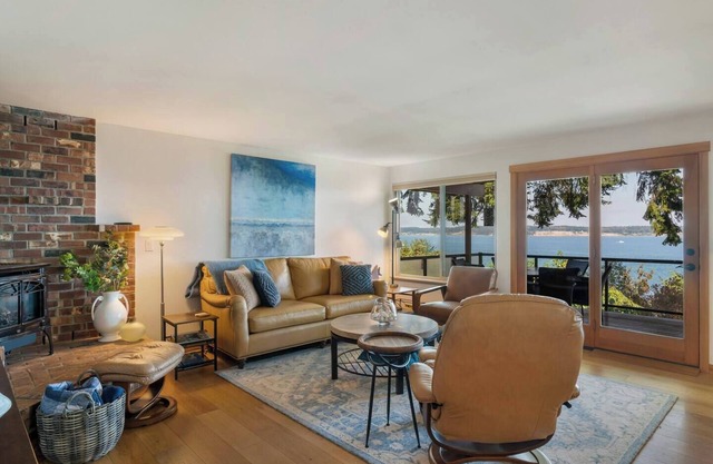 Heated Deck! Whale Watching! Stunning Views 3 bed Dog Friendly Home w/ Hot Tub ADA