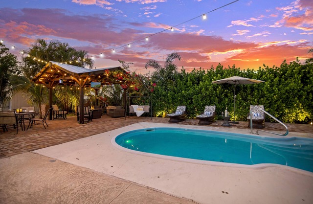 Heated Pool / Game Room / 5+ Beds / Pet OK