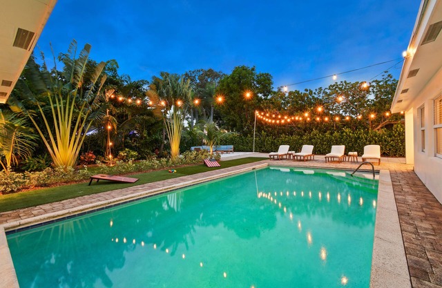 Heated Pool-Oversized Master - Close to Beach - Centrally Located 4 Bed / 3 Bath