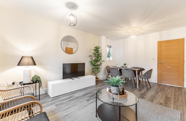 Heathrow House with Parking - Sleeps 5 near M25, Virginia Water, Thorpe Park & Legoland, Mid To Long Term Bookings Welcome