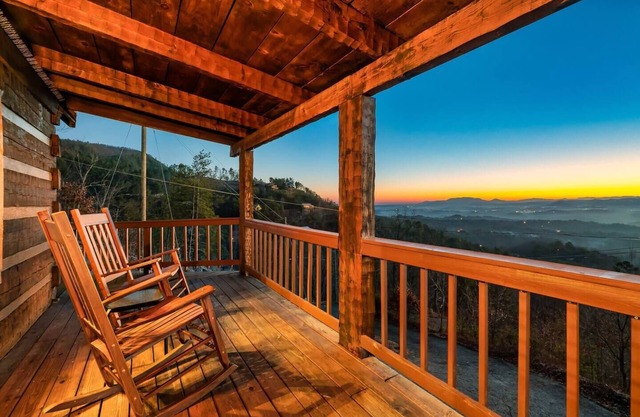 Fall Escape! Best Views! Hot Tub! Private!