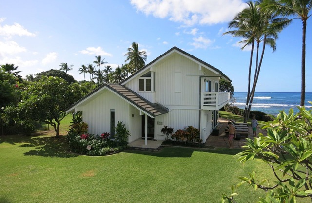 Casa de las Aguas Celestial en Maili Point - Oceanfront Belleza