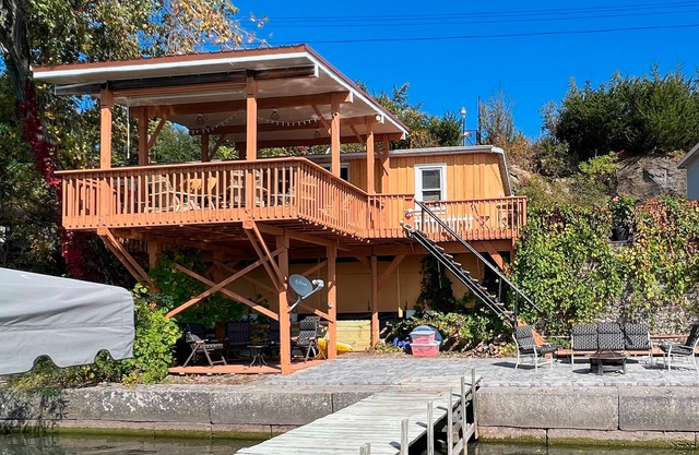 Heck-of-A-Deck Lakehouse con excelentes puestas de sol!