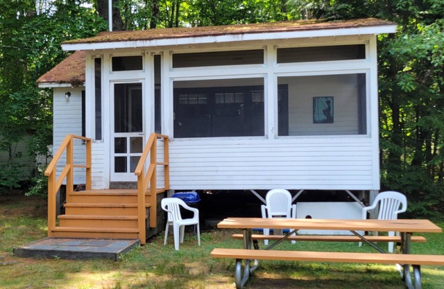 Hemlock Cottage-Private Beach-Pets Welcome - Round Table Lodge, Sebago, Maine