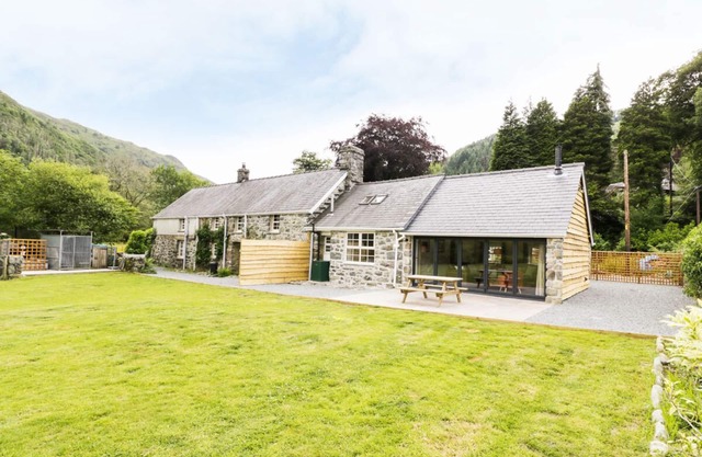 Hen Gelligemlyn - El anexo, GANLLWYD