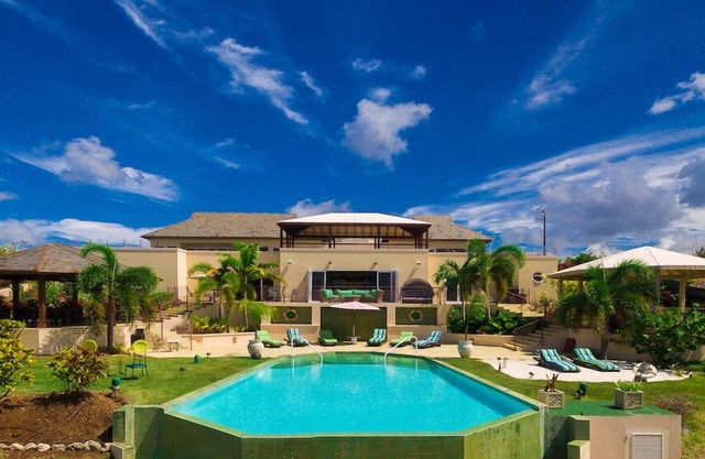 Hi-end 7 bedroom luxury villa situated on hilltop with jacuzzi