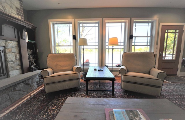 Hidden gem with water and golf course views! Bike ride to downtown!