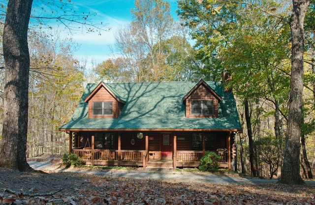 Hidden Honey Hole Cabin: 4 BEDROOM, POOLS, TENNIS/PICKLEBALL, HIKING, LAKE AREA