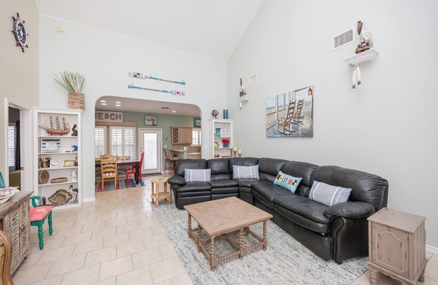 Hidden Island Gem: Pet-Friendly, Private Backyard, Garage & Close to Beach