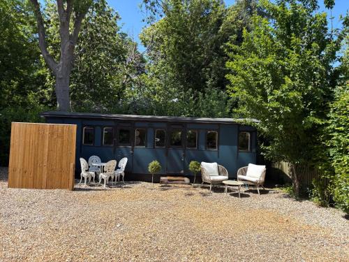 Hideaway carriage
