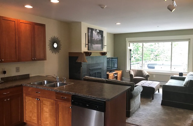 High End 3 dormitorios y 3 baños de esquí de entrada / salida condominio con jacuzzi privado en la cubierta trasera!