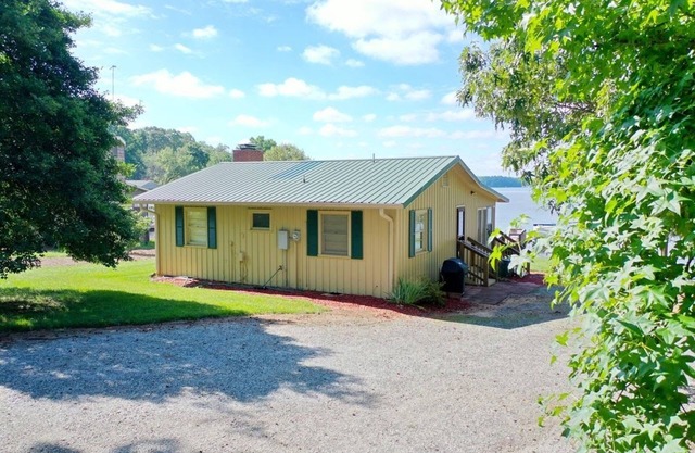 High Rock Lake Get-A-Way. Waterfront & private pier!