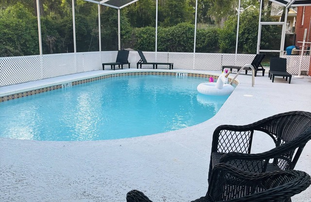 High Springs Hideaway – 4BR w/ Pool & Bar Near Springs & UF Walk to Town