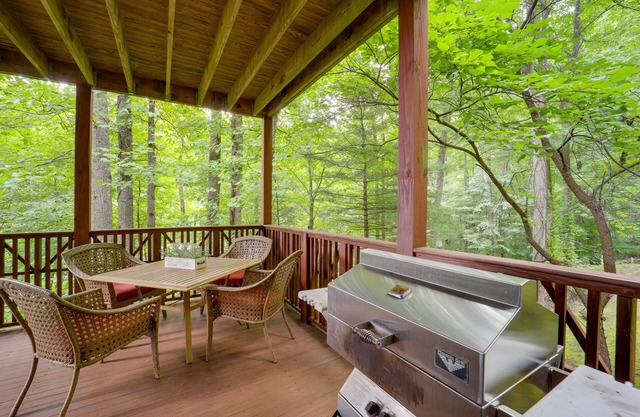 Excelente Mountain Air Condo w / Vistas, cerca de Asheville!