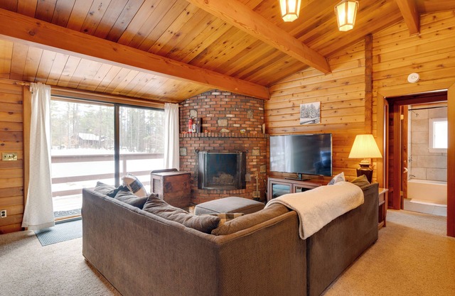 Hike & Ski: Cabin w/ Fireplace in Franconia!