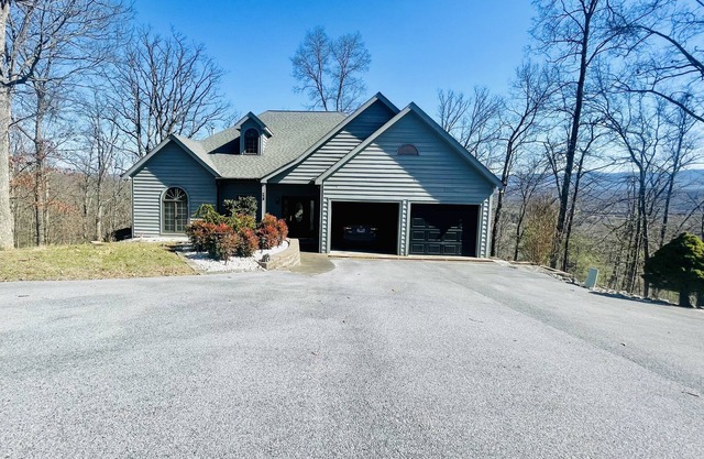 Mountain Views! Hiking trails! Deck & grill! Group & Child Friendly-Race Ready!