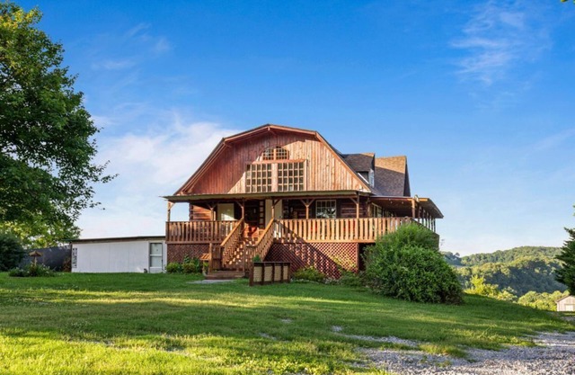 Hillbilly Highrise with Hot Tub