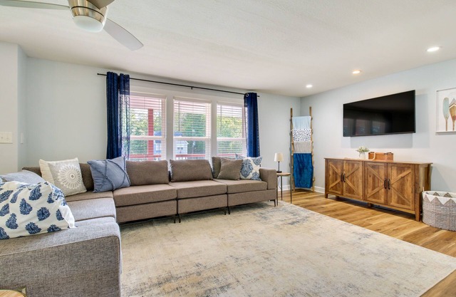 Hillsboro Hideaway w/ Private Hot Tub & Bunkhouse!