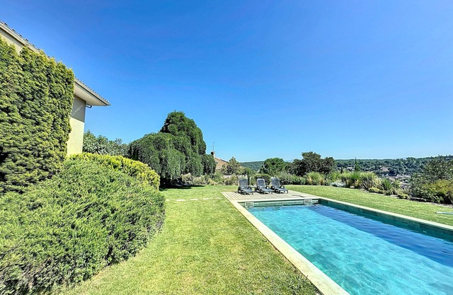 Villa con piscina y vista panorámica a pie del pueblo de Carcès. Cerca de lorgues