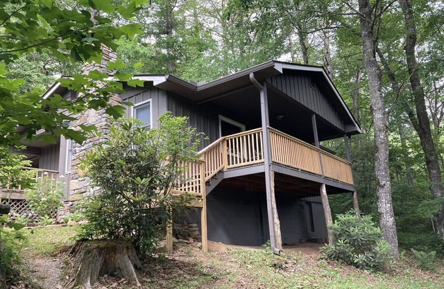 Hilltop Hideaway- Cozy Cabin w/ Fireplace, Private Deck/Yard, Family Friendly!