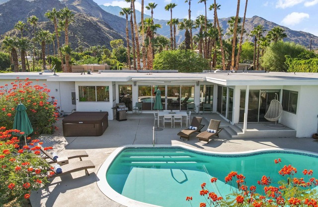 Hilltop Hideaway - Hillside mid-century modern vacation home