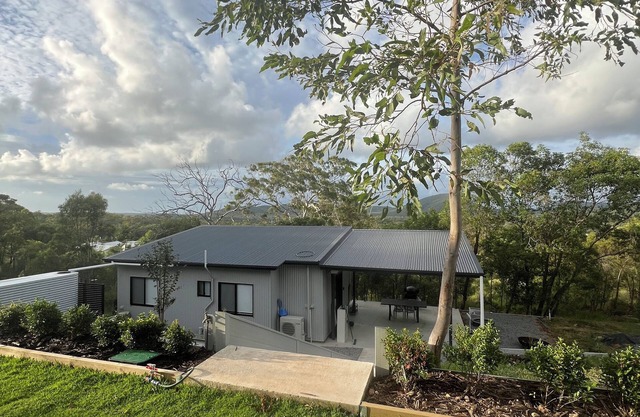 Hilltop Hideaway in Agnes Water- perfect Easter retreat. Beach is 2 minutes!