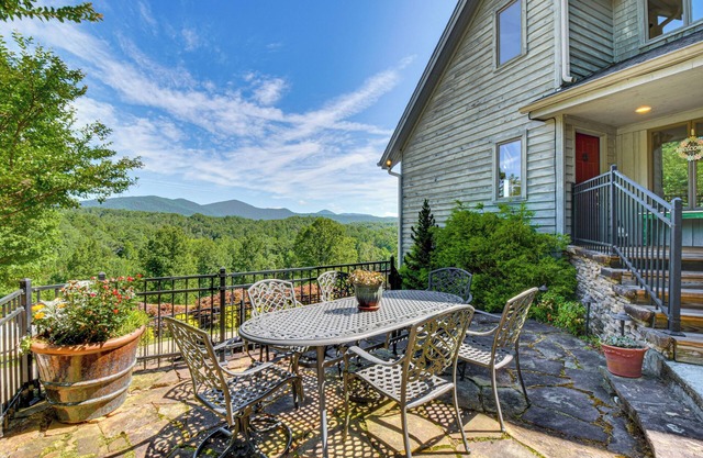 ¡NUEVO! Hilltop Home w / Panoramic Forest + Mtn Vistas!