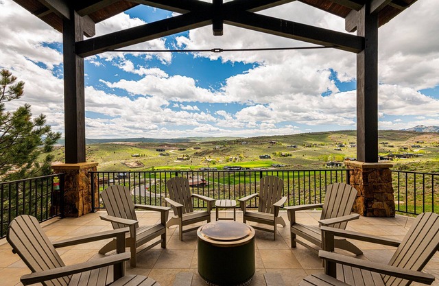 Hilltop Luxury with Views, Privacy & Hot Tub, 30-Day Retreat in Gated Community