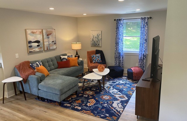 Hip Donelson close to great restaurants and shopping. Easy access to Nashville.