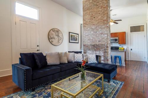 Historic 3 bedroom 4blocks from famous St Charles Ave Mardi Gras parade route, steps to Jazz venues and restaurants