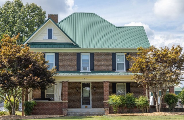Historic 4 bedroom house with hot tub-great location