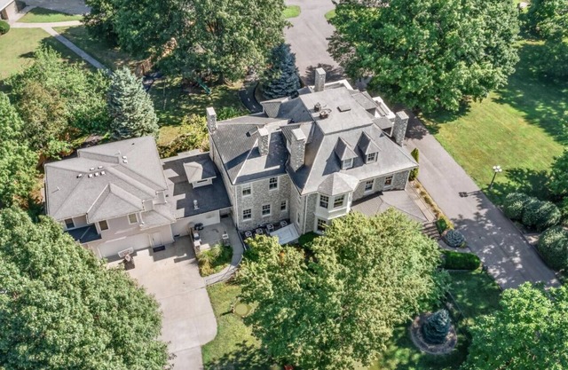 Historic 9 BR/10 bath with putting green/ splash pad
