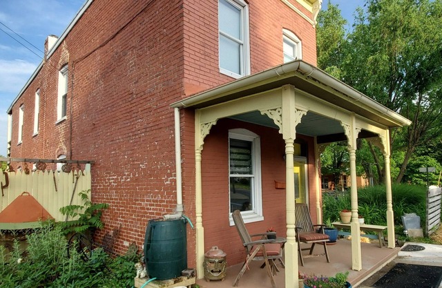Downtown Frederick Cozy Winter Hideaway, Sleeps 6 w/ OSP