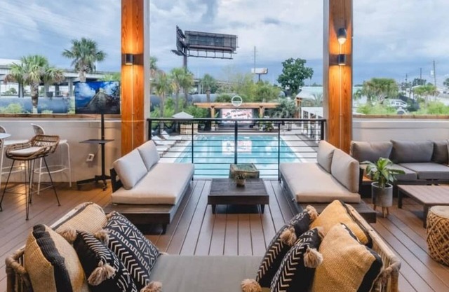 The Nicholas Veranda King Suite|Walk to King