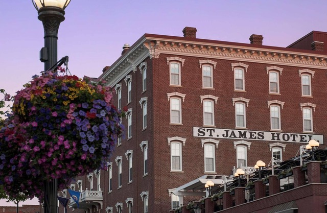 Historic Red Wing Luxury Hotel-Spacious Deluxe room w/1 Queen bed-Bathrobes-Wifi