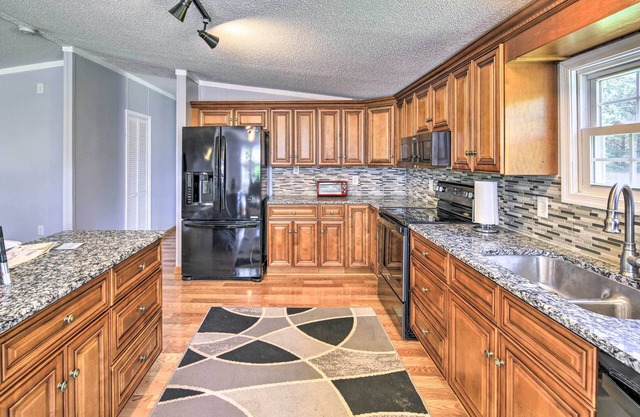 Hiwassee Home w/ Mtn + Sunset Views - Dog OK!