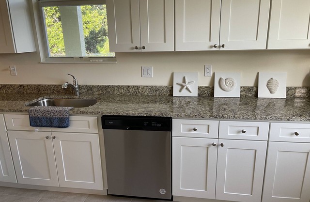 Hobe Sound just a few minutes to the beach! Small dog friendly!