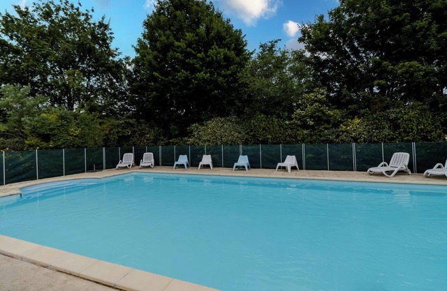 Casa de vacaciones 'La Barge' con piscina compartida, terraza privada y Wi-Fi