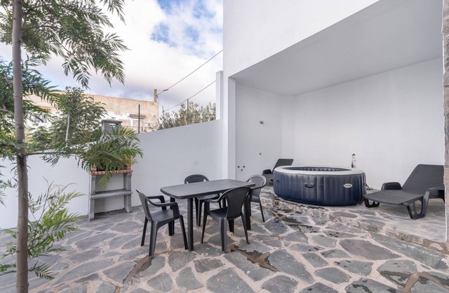 Apartamento de vacaciones 'El Mirador 1' con vistas al mar, terraza privada y Wi-Fi