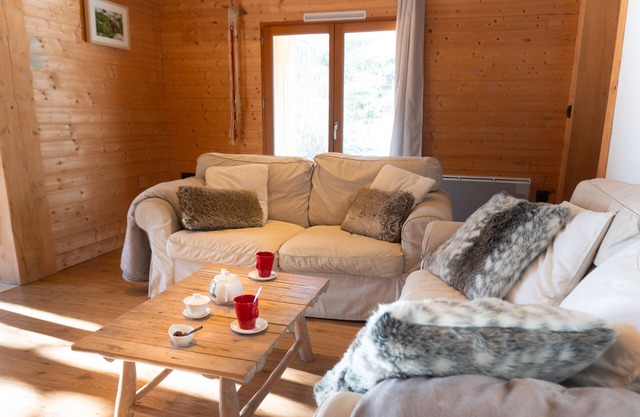 Apartamento vacacional "Gite L'Esquirol" con vistas a la montaña, jardín compartido y Wi-Fi